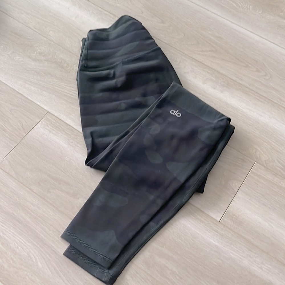 ALO dark green/gray/black camo leggings